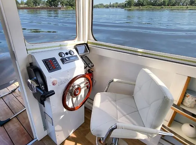 Hausboot Fiona Im Yachthafen Berlin-schmoeckwitz Auf Der Spree Und Dem Mueggelsee Von Anfang April Bis Ende Oktober