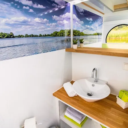 Hausboot Fiona Im Yachthafen Berlin-schmoeckwitz Auf Der Spree Und Dem Mueggelsee Von Anfang April Bis Ende Oktober 베를린