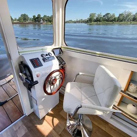 Hausboot Fiona Im Yachthafen Berlin-schmoeckwitz Auf Der Spree Und Dem Mueggelsee Von Anfang April Bis Ende Oktober